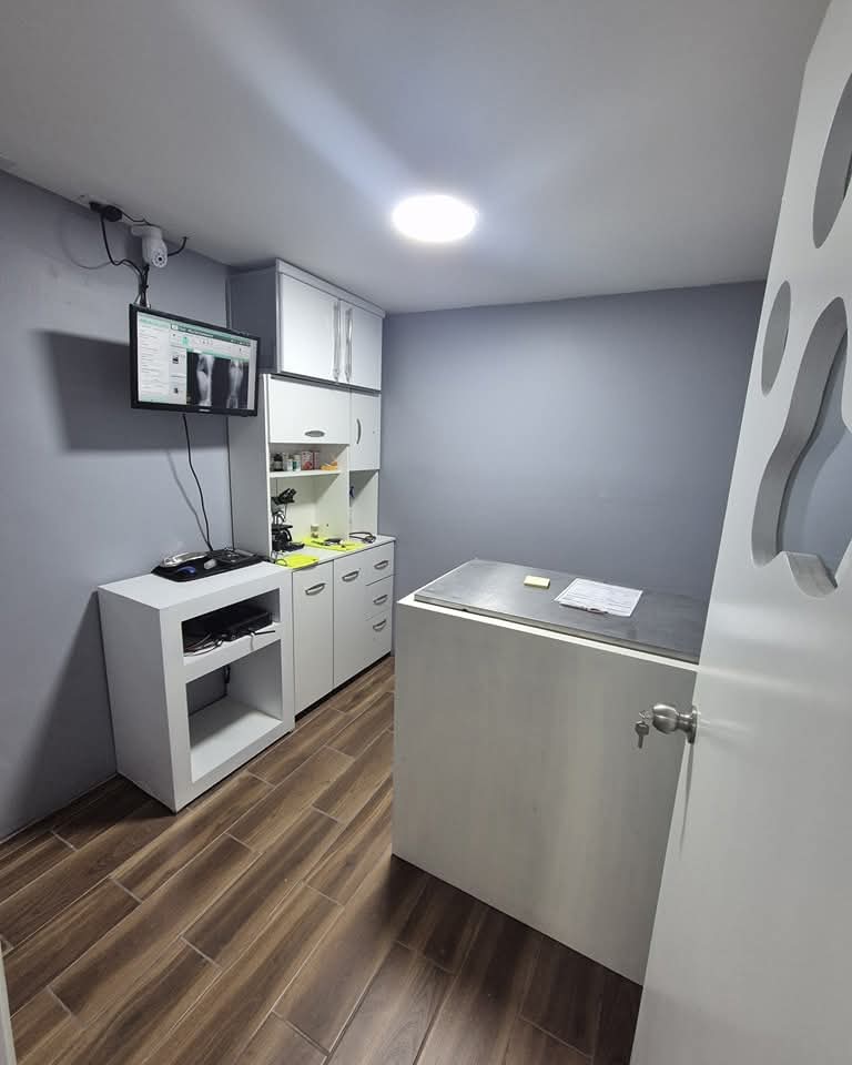 Consultorio equipado con tecnología moderna